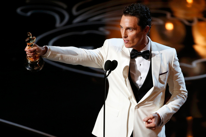 Matthew McConaughey accepts the Oscar March 2, 2014.   REUTERS/Lucy Nicholson (UNITED STATES  - Tags: ENTERTAINMENT)  (OSCARS-SHOW)